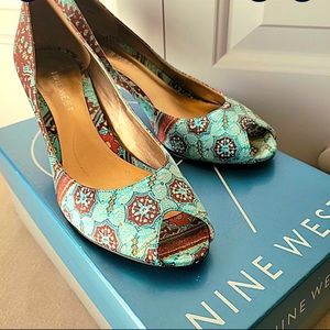 Nine West NW Cay Paisley Blue Multi Printed Open Toe Fabric W/ Wooden Heels- 6M